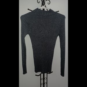 Long sleeve blouse, round neck the fabric is in Stones gray color